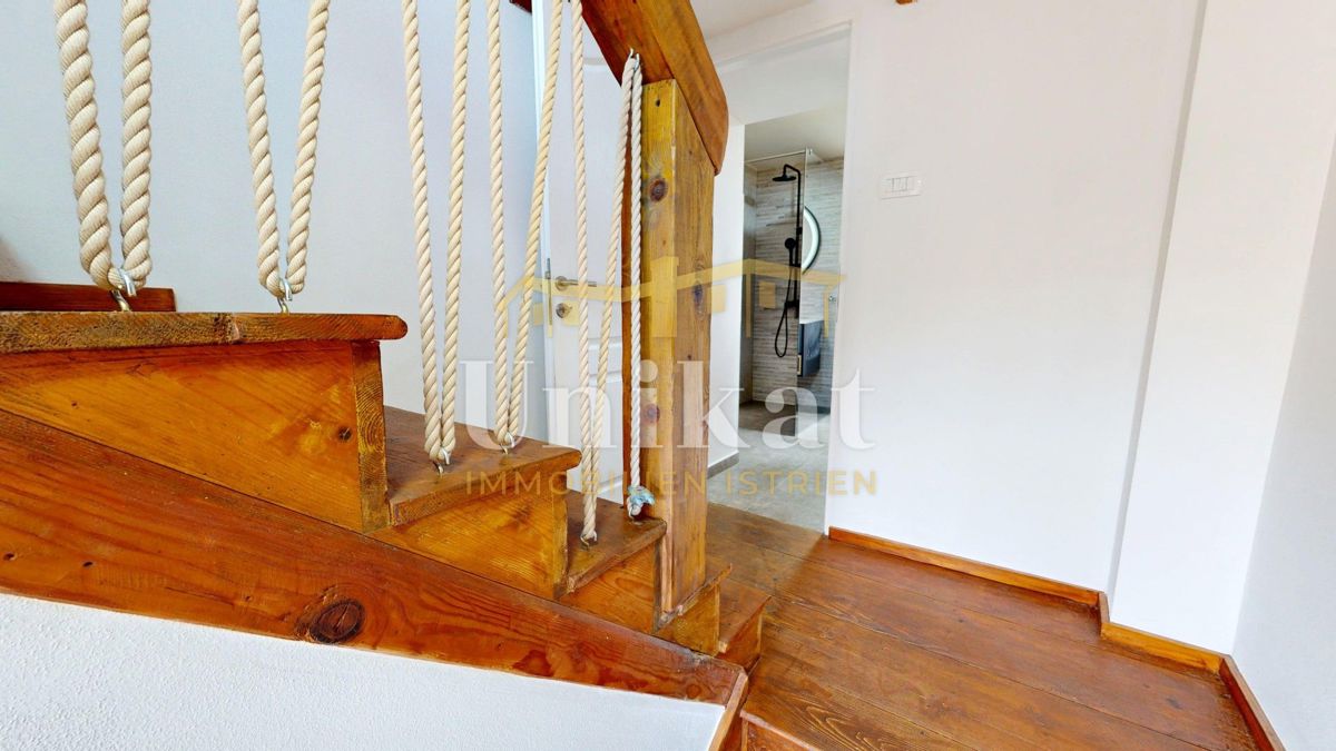 Dvojna hiša z garažo in velikim vrtom